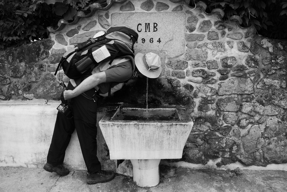 DSC_7150 Camino 2008 Pilger G.T. am Brunnen