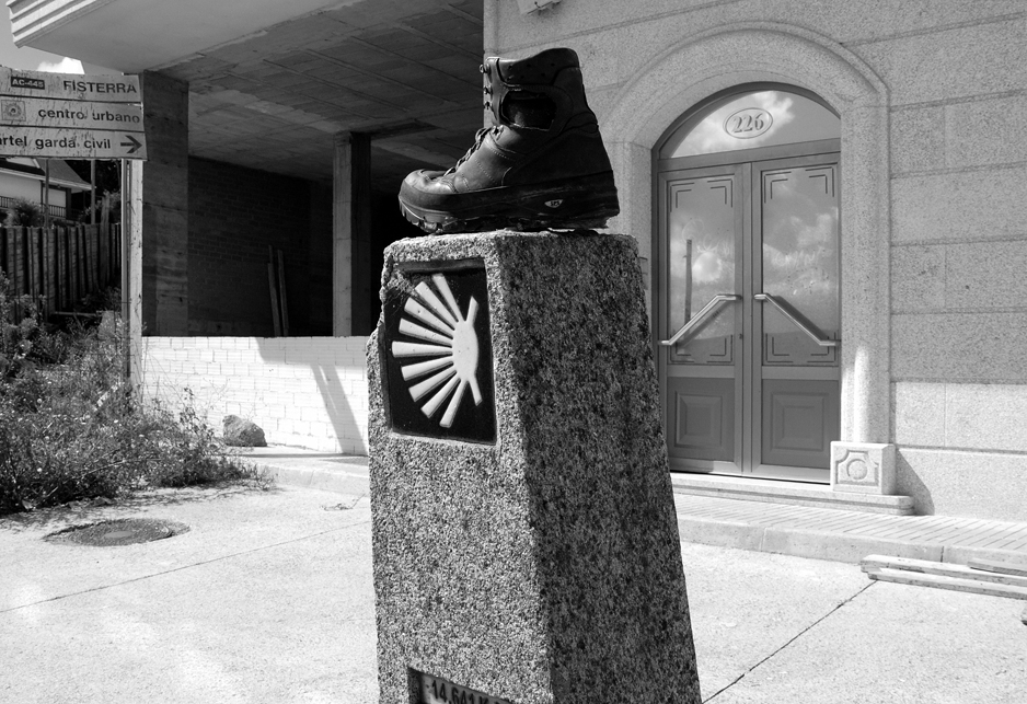DSC_8477 Camino Stein Schuh 14 km vor Fist sw